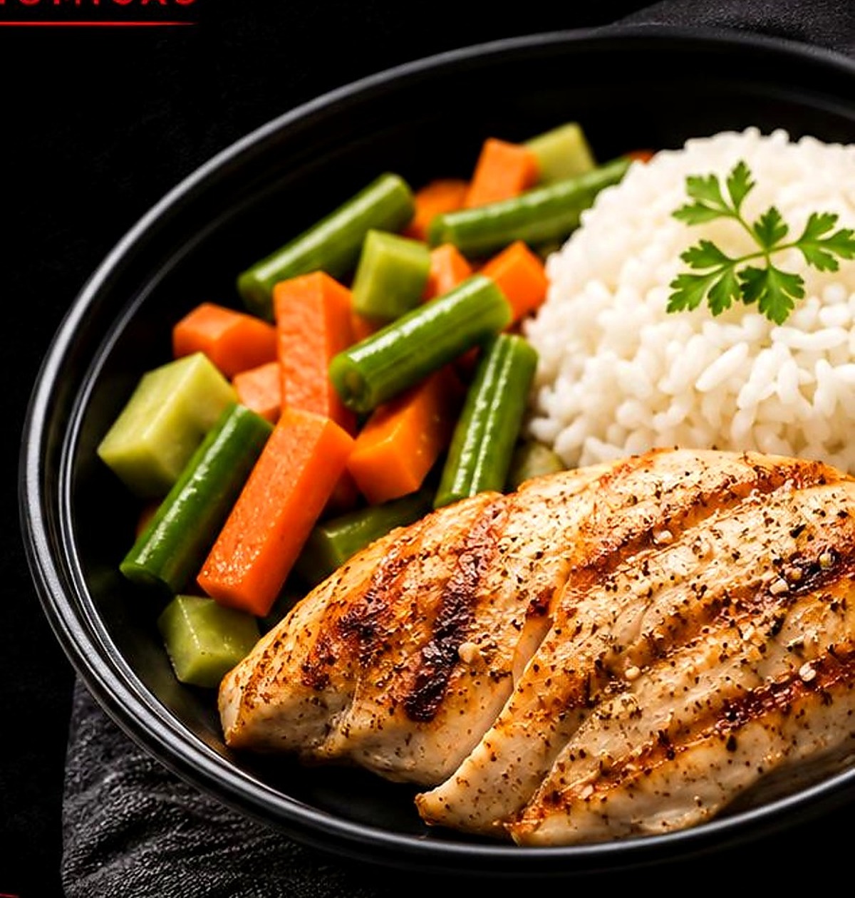 Plato de almuerzo con proteína, arroz y vegetales